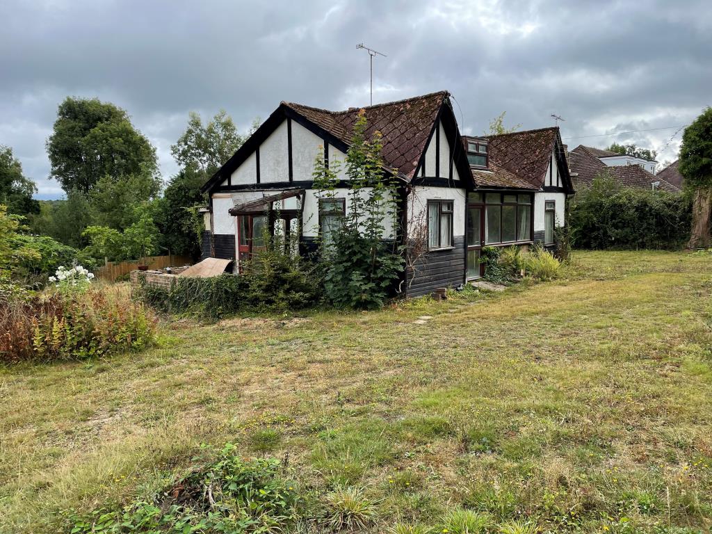 Lot: 85 - BUNGALOW WITH PLANNING PERMISSION FOR TWO DETACHED HOUSES - 